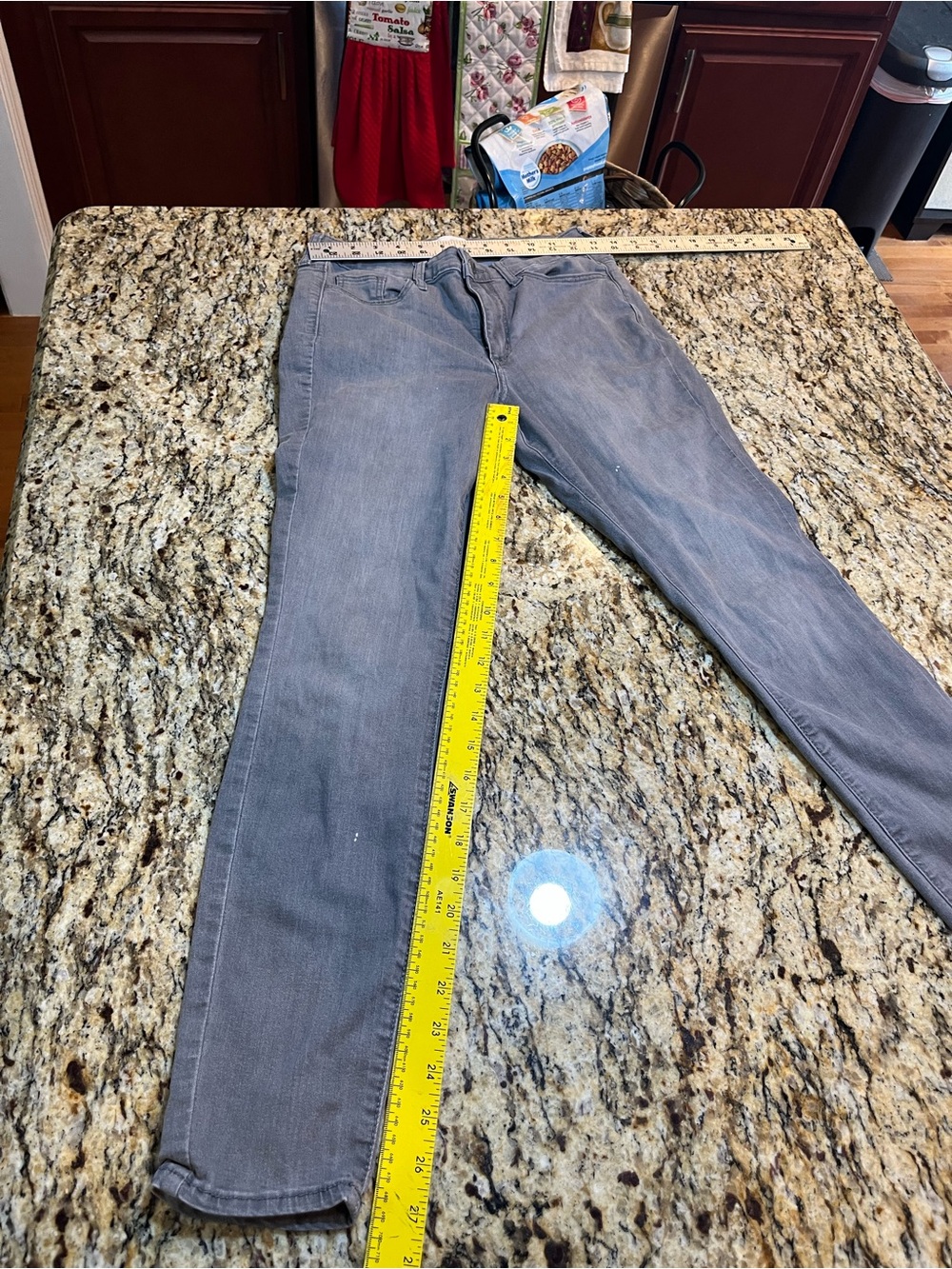 Universal Thread women size 6/28 Slim Straight Jeans in Gray